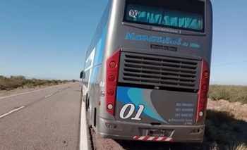 Imagen de la nota: Se rompió el micro, un pasajero bajó a ayudar a los choferes y murió aplastado: tragedia en la ruta 141 