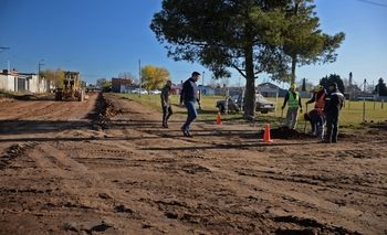 Imagen de la nota: Comenzó el entoscado y construcción de cordón cuneta en el Carlos Pellegrini