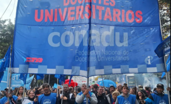 Universitarios protestan por la reducción del 50% de sus sueldos y paran por 48 horas Imagen de la nota: Universitarios protestan por la reducción del 50% de sus sueldos y paran por 48 horas