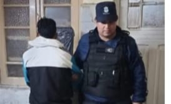 Iba en contra mano, lo pararon y le pegó a un policía: terminó aprehendido Imagen de la nota: Iba en contra mano, lo pararon y le pegó a un policía: terminó aprehendido