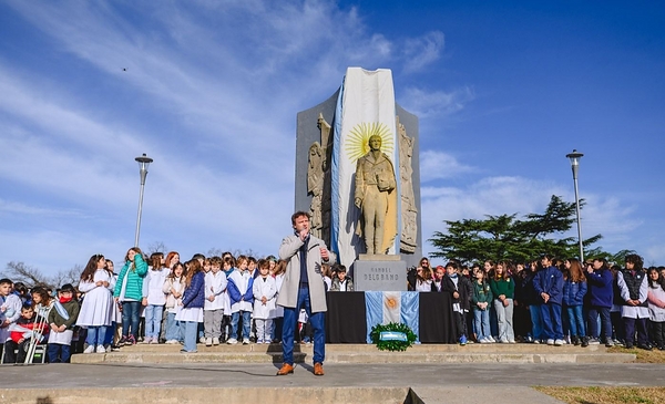 Masivo acto por el Día de la Bandera en la Plaza Manuel Belgrano | Infoeme