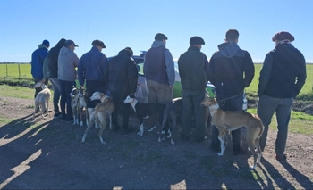 Imagen de la nota: Atraparon a 9 cazadores con galgos y liebres muertas en un campo de Santa Luisa
