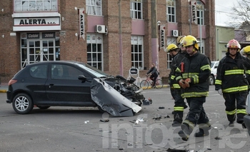 Imagen de la nota: Fuerte choque en la Avenida Colón: un hombre fue hospitalizado de urgencia