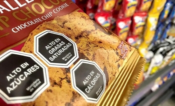 Imagen de la nota: El 61% de la población bajó el consumo de alimentos o bebidas por contener sellos