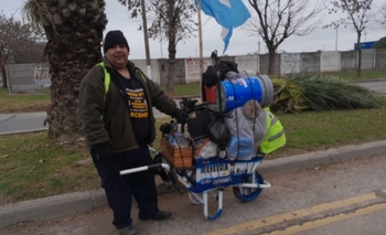 Imagen de la nota: “Chami-cumbia”, de Olavarría a San Nicolás con una carretilla 