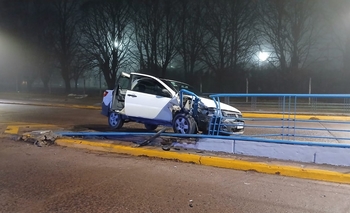 Imagen de la nota: Un auto chocó en el puente de Del Valle y otro derribó un poste en la madrugada del sábado