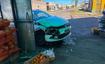 Imagen de la nota: Violento choque: un auto se subió a la vereda y causó daños en una verdulería