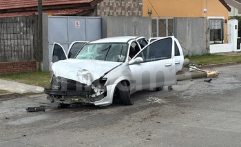 Imagen de la nota: Impactante choque de un auto contra una columna de alumbrado público 