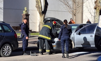 Imagen de la nota: Incendio de un auto produjo un caos vehicular en el centro