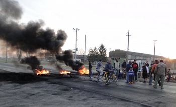 Imagen de la nota: Por tercer día consecutivo, vecinos cortaron la calle por reclamo de obras para el barrio