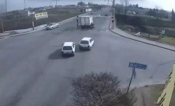 Imagen de la nota: Camión chocó el limitador y se quedó 