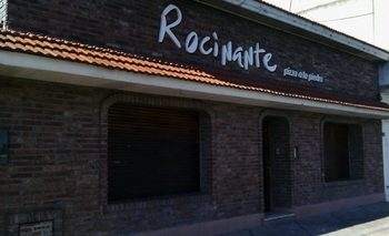 Bomberos trabajaron por el incendio de una pizzería y de un automóvil Imagen de la nota: Bomberos trabajaron por el incendio de una pizzería y de un automóvil