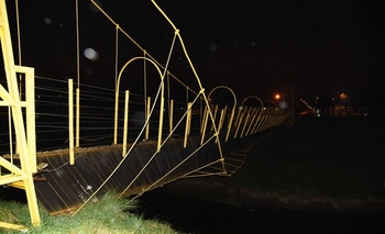 Imagen de la nota: Puente colgante quedó al borde de caerse tras un accidente: piden precaución