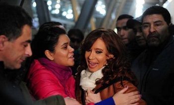 Cristina llegó a Buenos Aires para reagrupar al FpV:  Imagen de la nota: Cristina llegó a Buenos Aires para reagrupar al FpV: