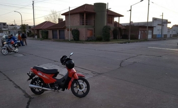 Imagen de la nota: Una moto quiso esquivar un auto y  perdió la estabilidad