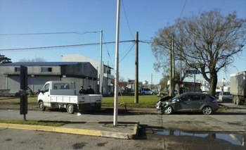 Imagen de la nota: Fuerte choque entre un auto y una camioneta