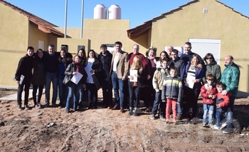 Imagen de la nota: Entregaron seis viviendas en barrio Educadores 