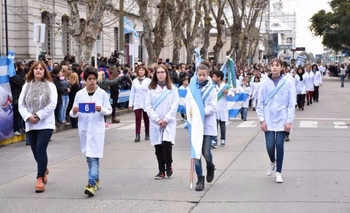 Imagen de la nota: Municipio pondrá colectivos para alumnos que participen del desfile 