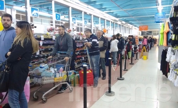 Imagen de la nota: Largas colas y furor por el 50% de descuento 