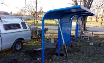 Imagen de la nota: Instalan nuevos refugios de micros en Aoma