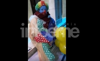 Imagen de la nota: Con un divertido método, reclamaron los vecinos de AOMA 