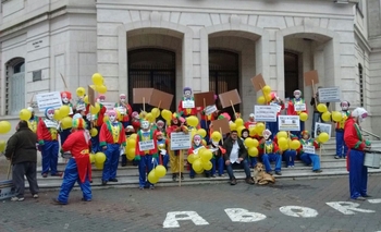 Imagen de la nota: Los “payasos de Galli” se manifestaron antes del desfile 