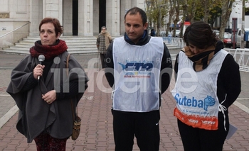 Imagen de la nota: Distintos sectores cantaron el himno en la Plaza Central