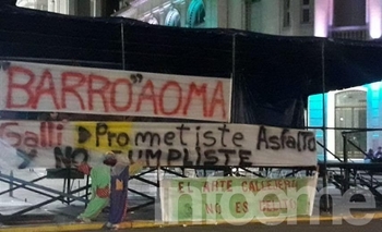 Imagen de la nota: Vecinos del Barrio AOMA se manifestaron frente al Municipio