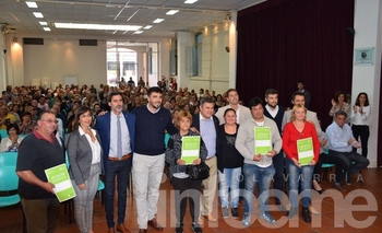 Imagen de la nota: Nuevo acto de entrega y firma de escrituras