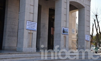 Imagen de la nota: Silencioso reclamo a la espera de la audiencia 