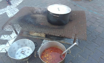 Imagen de la nota: Olla popular en la carpa de los municipales 