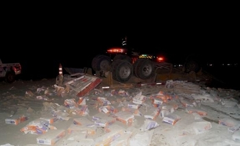 Imagen de la nota: Ruta 5: volcó un acoplado cargado con bolsas de pegamento