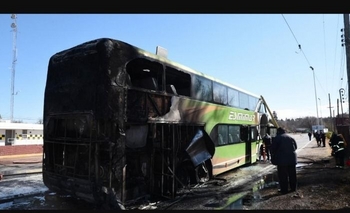 Imagen de la nota: Susto: se incendió micro con jubilados de Olavarría