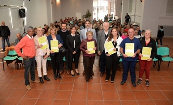 Imagen de la nota: Acto de entrega de escrituras y títulos de propiedad