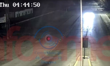 Video: así chocaba el remís contra la rotonda del barrio Matadero Imagen de la nota: Video: así chocaba el remís contra la rotonda del barrio Matadero