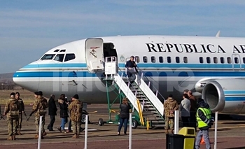 Imagen de la nota: Macri y Vidal aterrizaron en el aeródromo y fueron a Azul