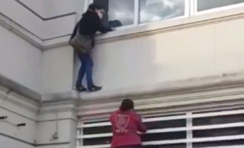 Imagen de la nota: Video: se trepó al hospital para ver a un familiar con COVID