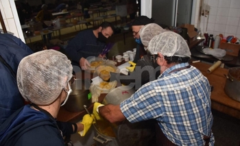 ¡Todos se llevaron su locro solidario! Imagen de la nota: ¡Todos se llevaron su locro solidario!