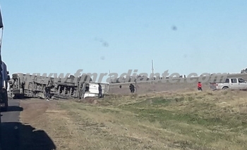 Imagen de la nota: Olavarriense volcó con su camión y quedará aislado