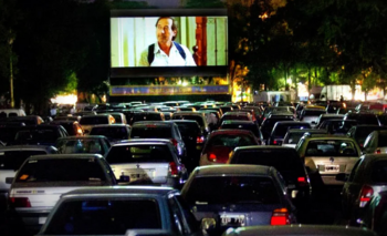 Imagen de la nota: Con una función solidaria, debutó el autocine de Tandil