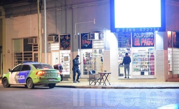 Con un cuchillo, asaltaron un kiosco y se fugaron Imagen de la nota: Con un cuchillo, asaltaron un kiosco y se fugaron