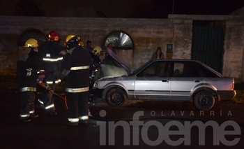 Imagen de la nota: Video: bomberos trabajaron en el incendio de un auto