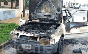 Imagen de la nota: Voraz incendio de un automóvil en el barrio Lujan