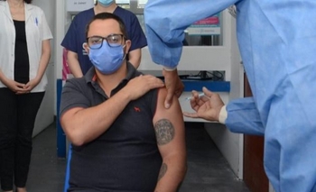 El doctor que le canta a sus pacientes en quimioterapia Imagen de la nota: El doctor que le canta a sus pacientes en quimioterapia