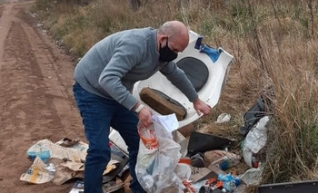 Imagen de la nota: El intendente encontró basura y la revolvió para denunciar
