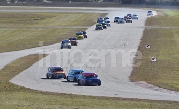 Imagen de la nota: Toques, vuelcos y buenas carreras en el regreso del automovilismo zonal