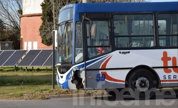 Chocaron un colectivo y una camioneta Imagen de la nota: Chocaron un colectivo y una camioneta