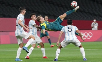 Imagen de la nota: Argentina debutó con derrota y De la Vega sumó minutos