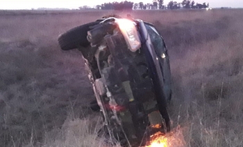 Imagen de la nota: Policía sufrió un espectacular vuelco en Ruta 226