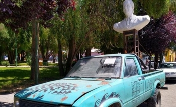 Imagen de la nota: Video: ocasionó un desastre al atacar un busto de Nestor Kirchner